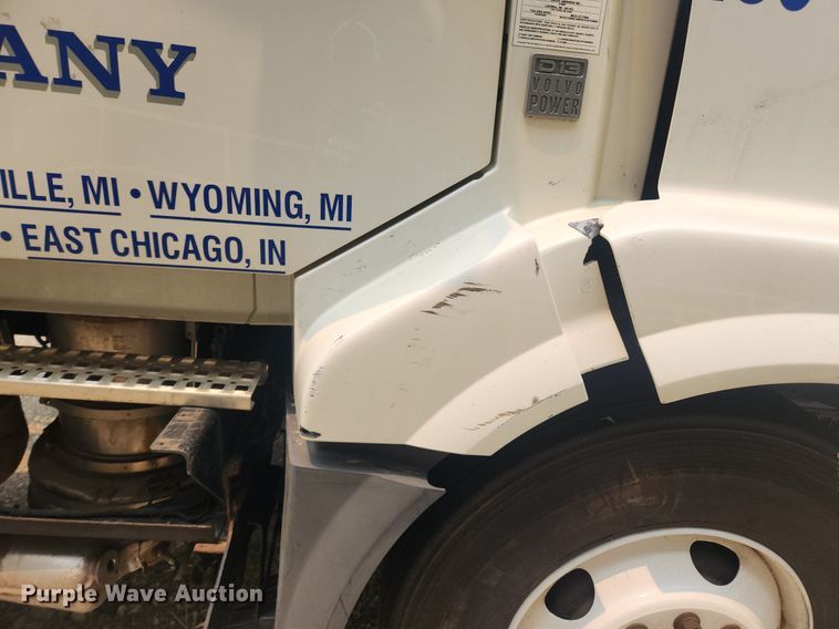 image for item LX9715 2013 Volvo VNL  semi truck