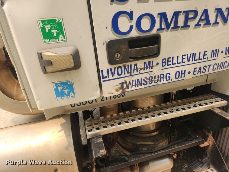 image for item LX9715 2013 Volvo VNL  semi truck