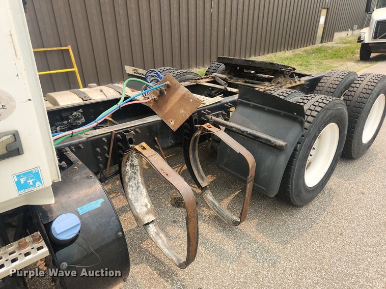 image for item LX9715 2013 Volvo VNL  semi truck