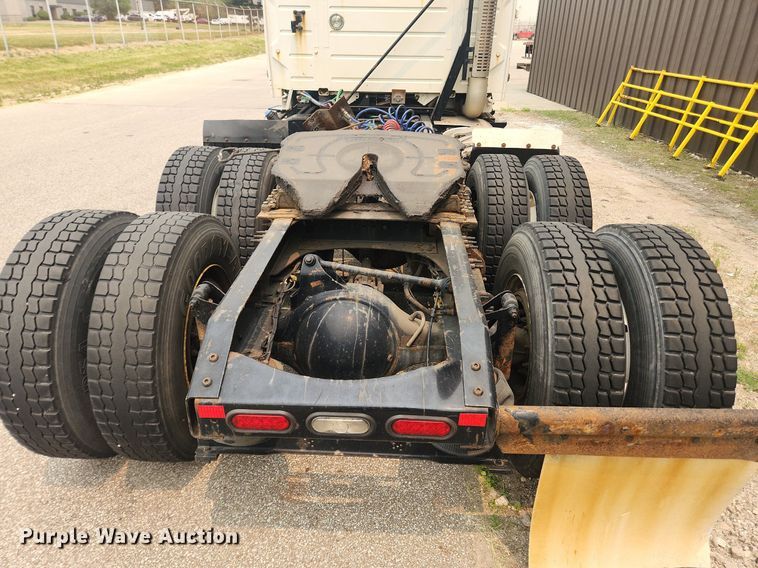 image for item LX9715 2013 Volvo VNL  semi truck