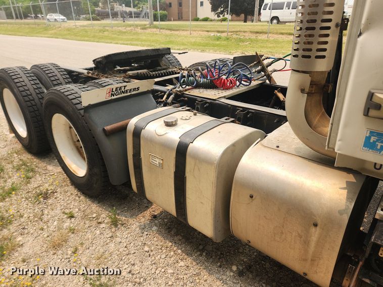 image for item LX9715 2013 Volvo VNL  semi truck