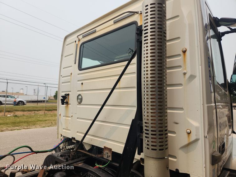 image for item LX9715 2013 Volvo VNL  semi truck