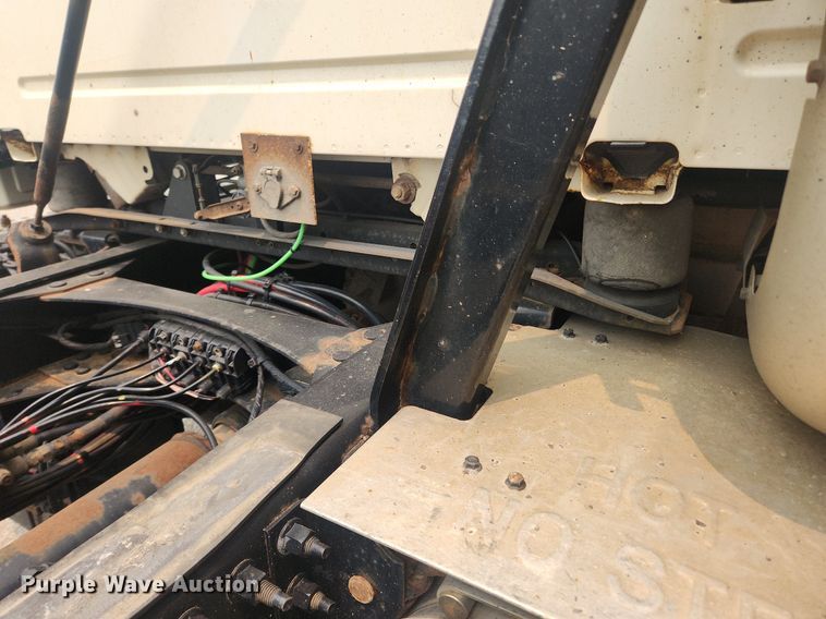 image for item LX9715 2013 Volvo VNL  semi truck