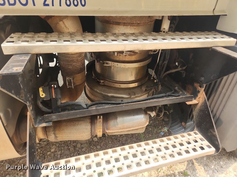 image for item LX9715 2013 Volvo VNL  semi truck