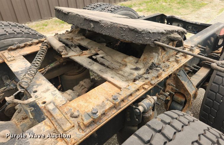 image for item LX9715 2013 Volvo VNL  semi truck