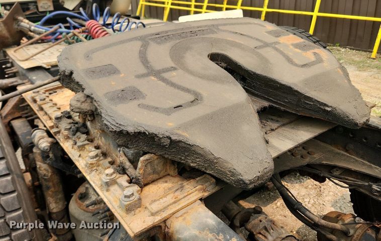 image for item LX9715 2013 Volvo VNL  semi truck