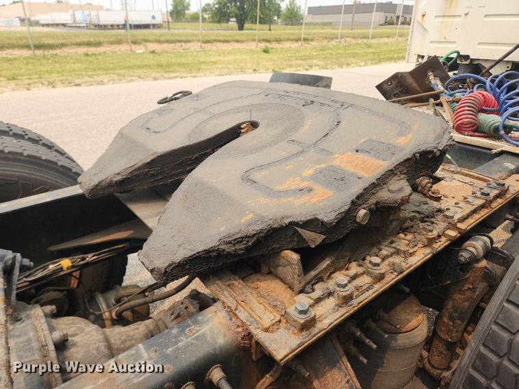 image for item LX9715 2013 Volvo VNL  semi truck