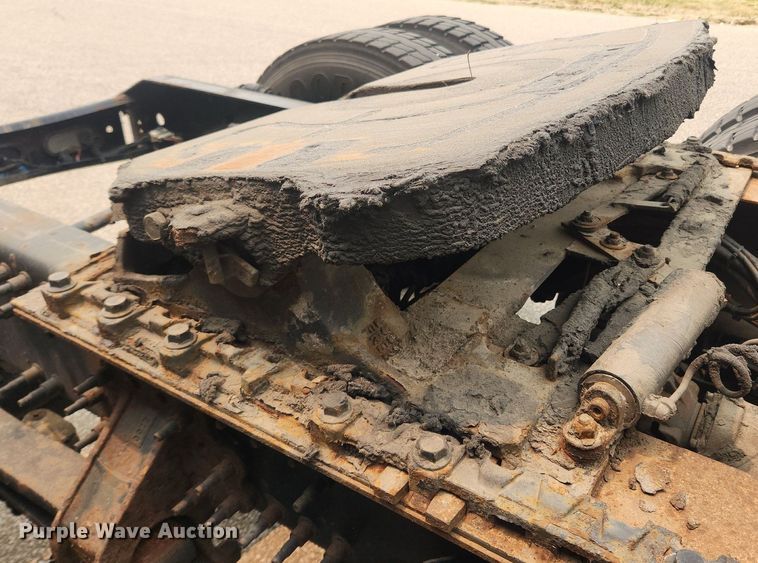 image for item LX9715 2013 Volvo VNL  semi truck