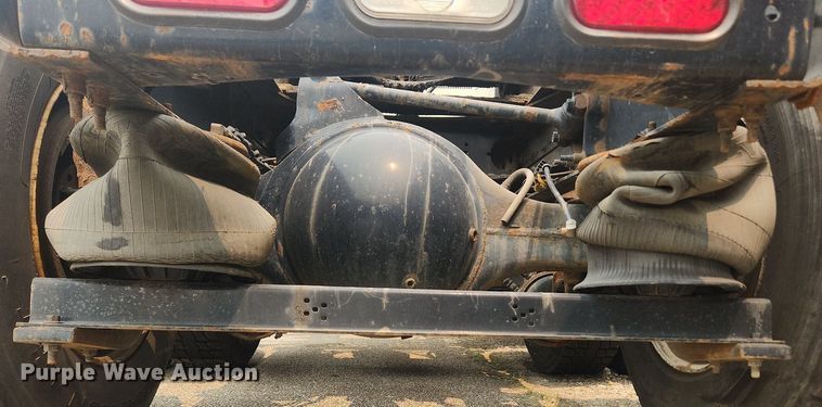 image for item LX9715 2013 Volvo VNL  semi truck