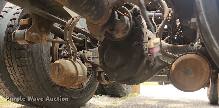 image for item LX9715 2013 Volvo VNL  semi truck