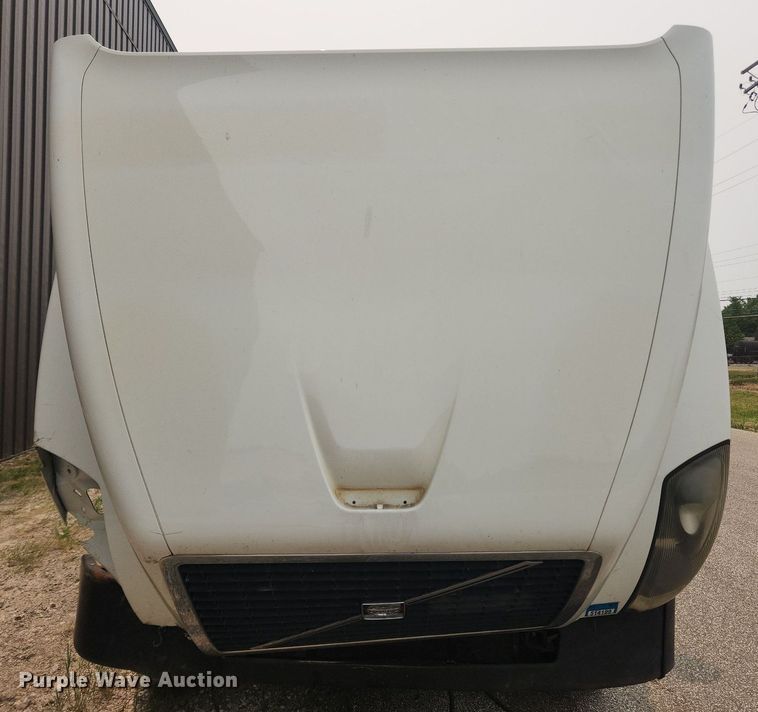 image for item LX9715 2013 Volvo VNL  semi truck