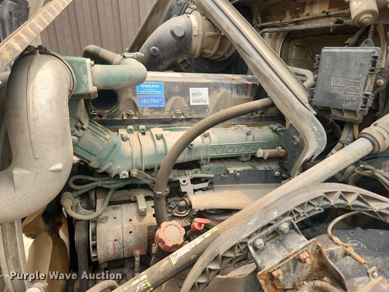 image for item LX9715 2013 Volvo VNL  semi truck