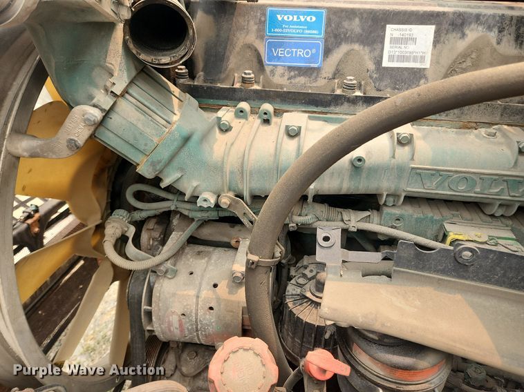 image for item LX9715 2013 Volvo VNL  semi truck