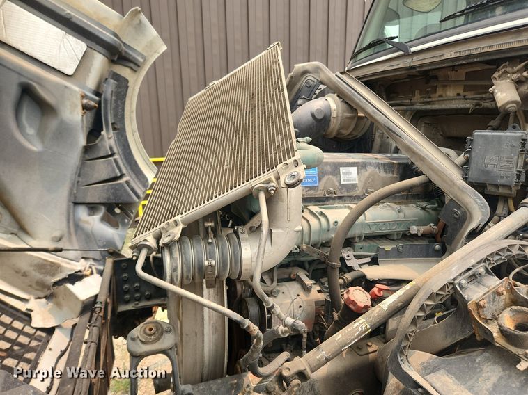 image for item LX9715 2013 Volvo VNL  semi truck