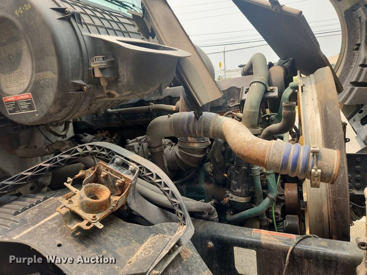 image for item LX9715 2013 Volvo VNL  semi truck