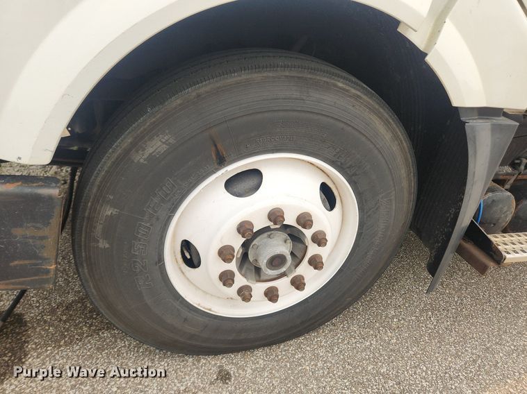 image for item LX9715 2013 Volvo VNL  semi truck