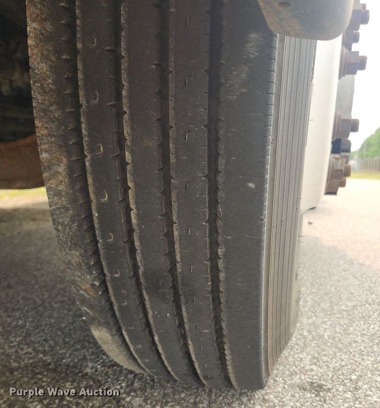 image for item LX9715 2013 Volvo VNL  semi truck