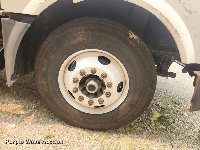 image for item LX9715 2013 Volvo VNL  semi truck