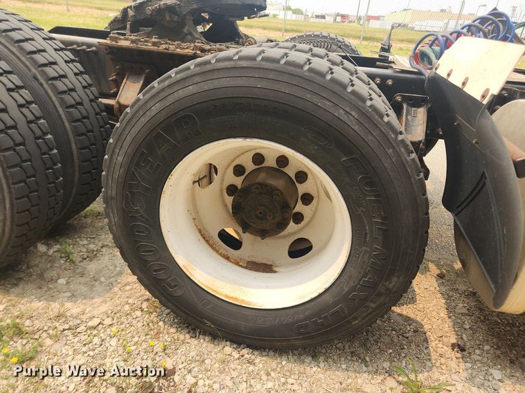 image for item LX9715 2013 Volvo VNL  semi truck