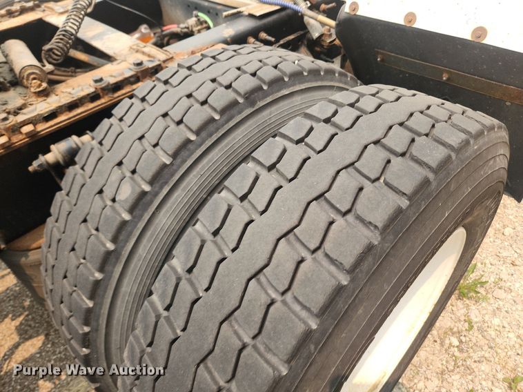 image for item LX9715 2013 Volvo VNL  semi truck