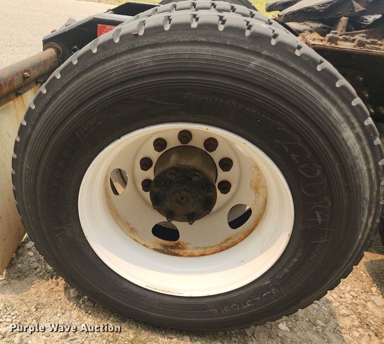 image for item LX9715 2013 Volvo VNL  semi truck