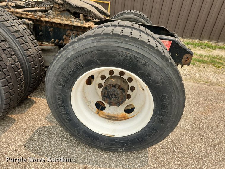 image for item LX9715 2013 Volvo VNL  semi truck