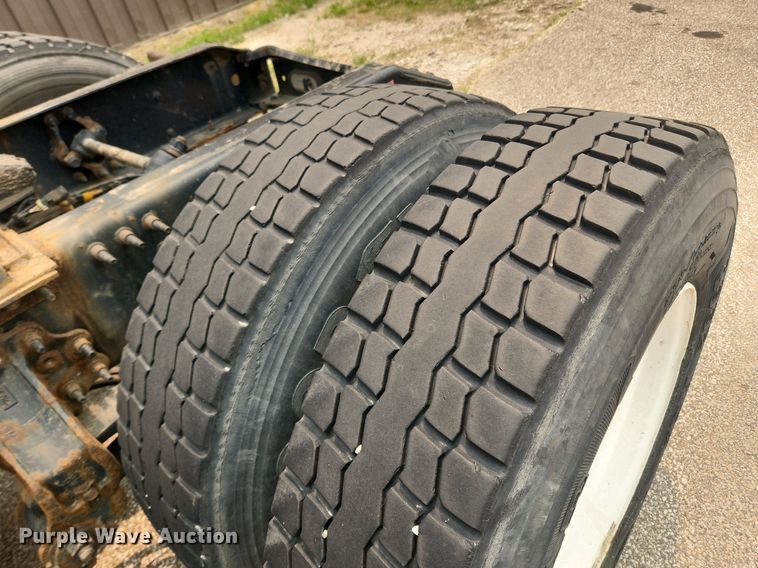 image for item LX9715 2013 Volvo VNL  semi truck