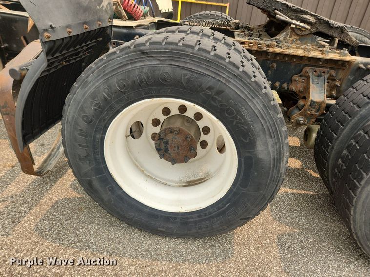 image for item LX9715 2013 Volvo VNL  semi truck