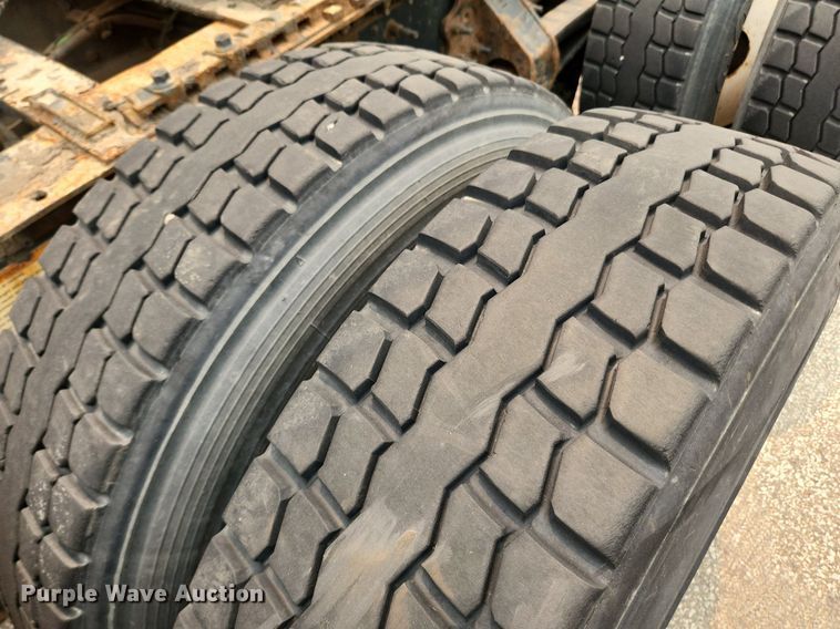 image for item LX9715 2013 Volvo VNL  semi truck