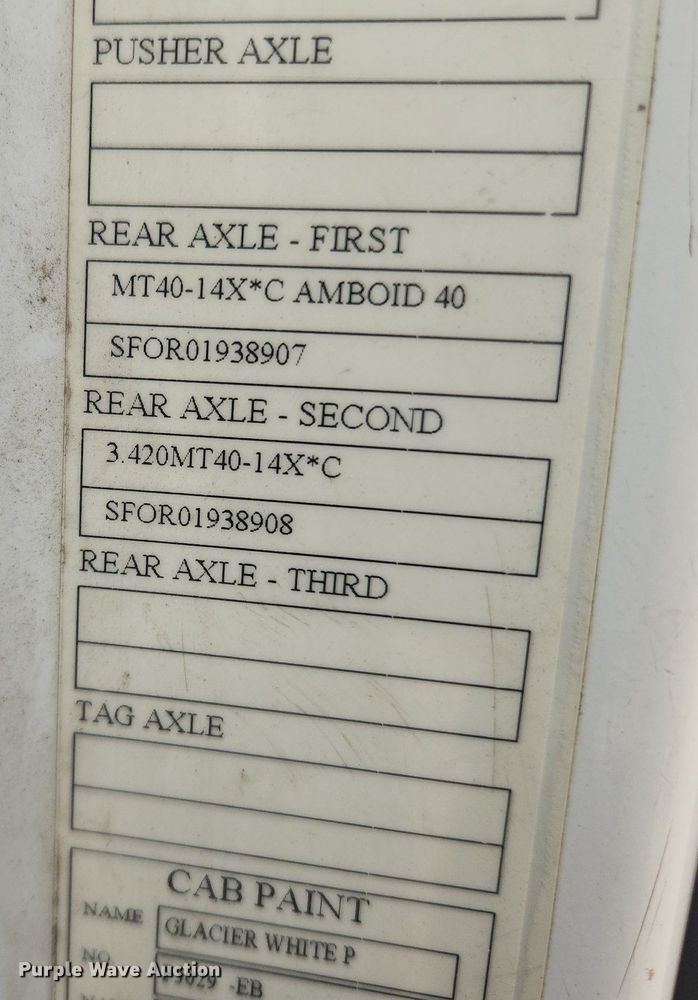 image for item LX9715 2013 Volvo VNL  semi truck