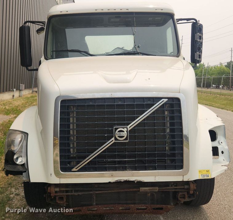 image for item LX9716 2012 Volvo VNL  semi truck