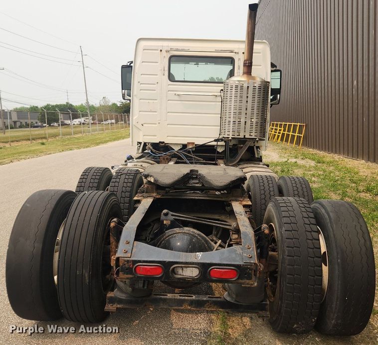 image for item LX9716 2012 Volvo VNL  semi truck
