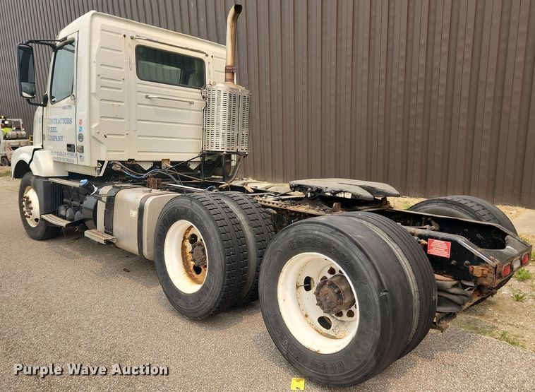 image for item LX9716 2012 Volvo VNL  semi truck