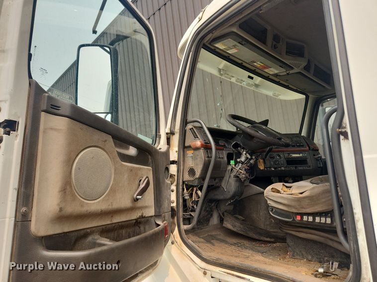 image for item LX9716 2012 Volvo VNL  semi truck