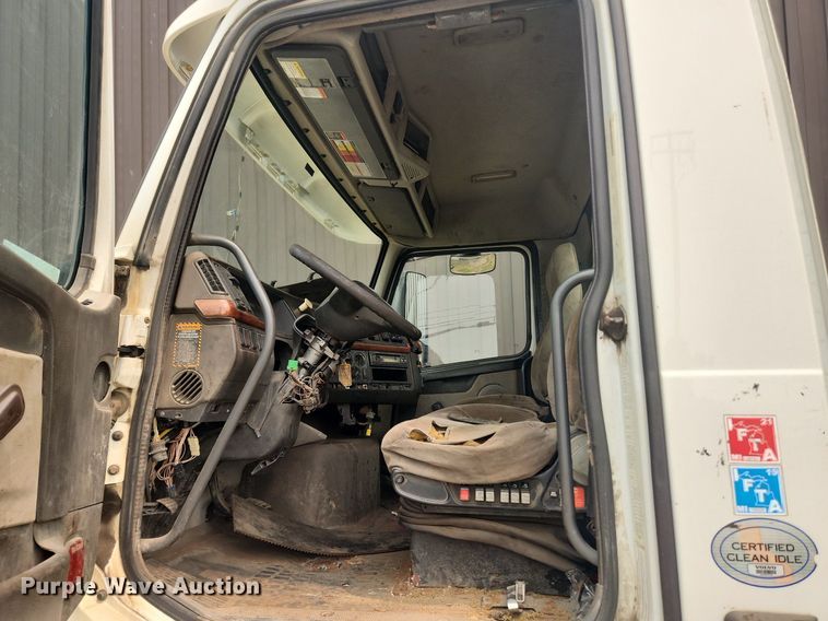 image for item LX9716 2012 Volvo VNL  semi truck