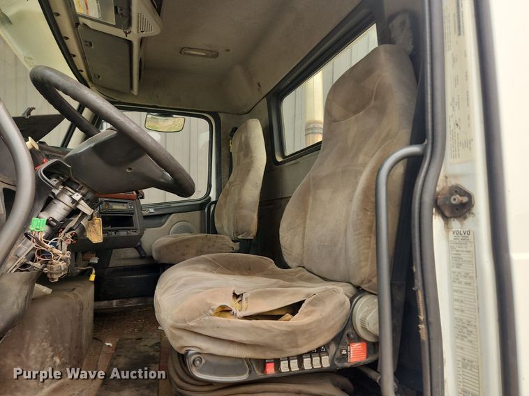 image for item LX9716 2012 Volvo VNL  semi truck