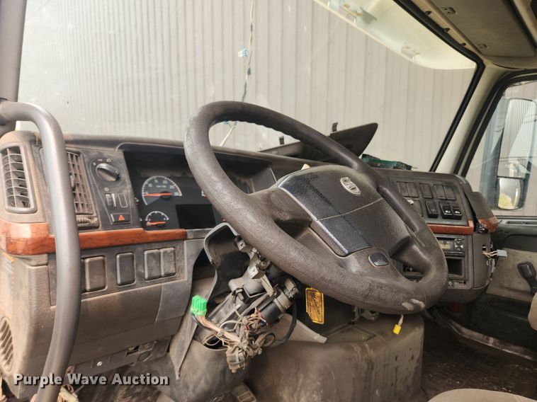 image for item LX9716 2012 Volvo VNL  semi truck