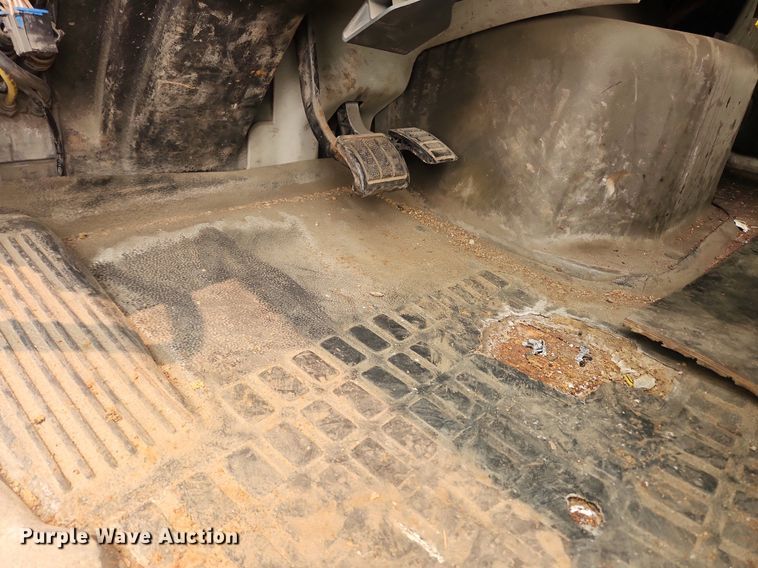 image for item LX9716 2012 Volvo VNL  semi truck