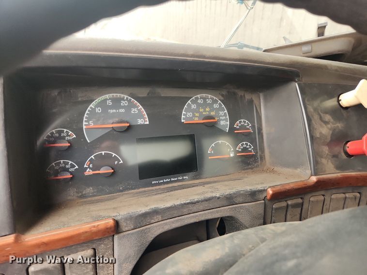 image for item LX9716 2012 Volvo VNL  semi truck