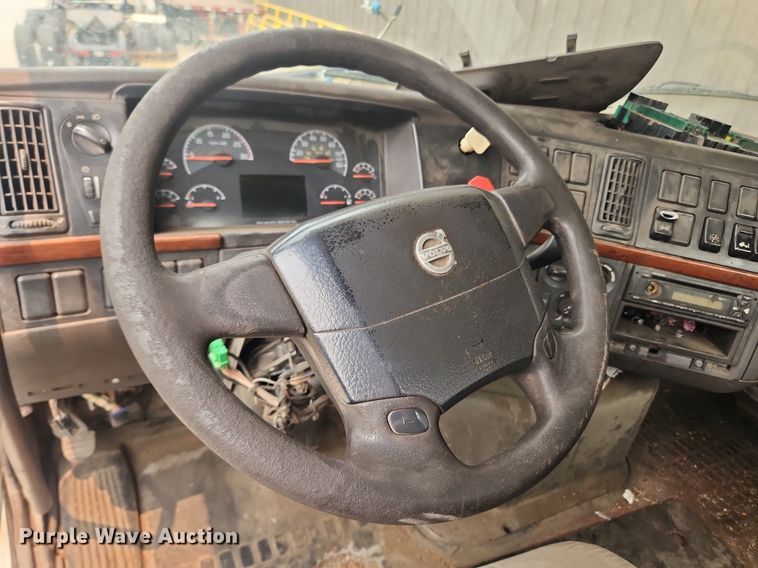 image for item LX9716 2012 Volvo VNL  semi truck