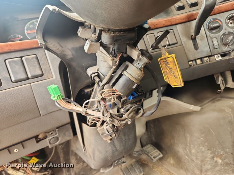 image for item LX9716 2012 Volvo VNL  semi truck