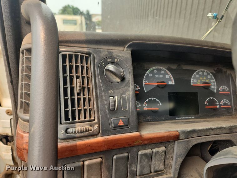 image for item LX9716 2012 Volvo VNL  semi truck