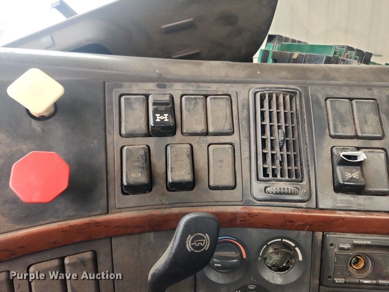 image for item LX9716 2012 Volvo VNL  semi truck