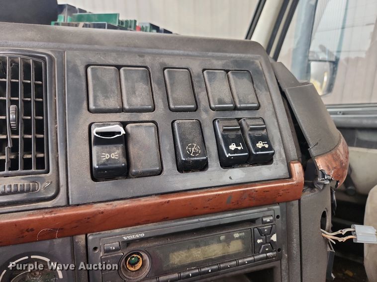 image for item LX9716 2012 Volvo VNL  semi truck