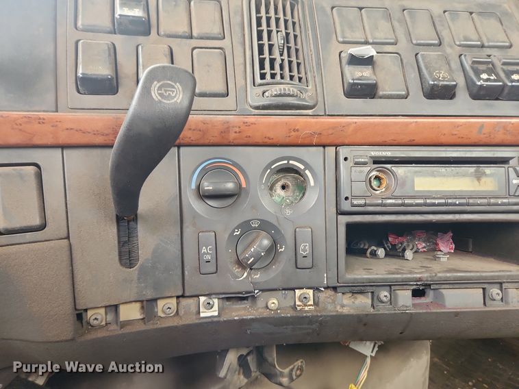 image for item LX9716 2012 Volvo VNL  semi truck