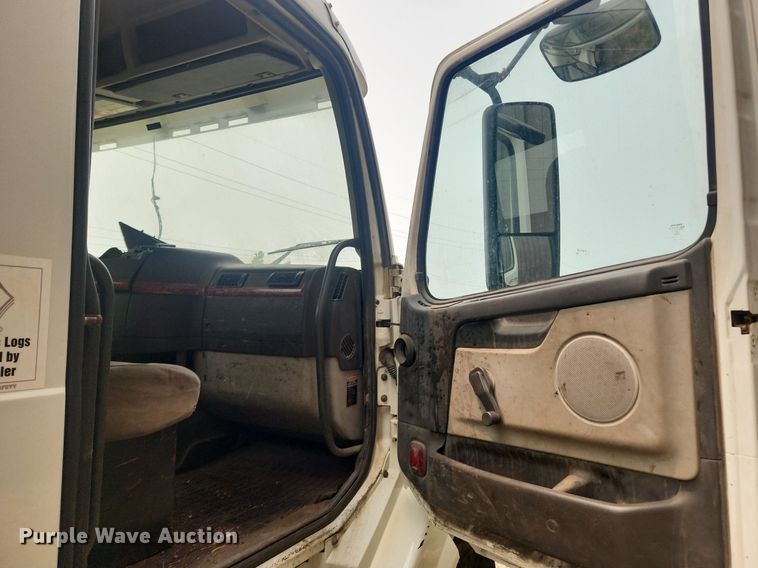 image for item LX9716 2012 Volvo VNL  semi truck