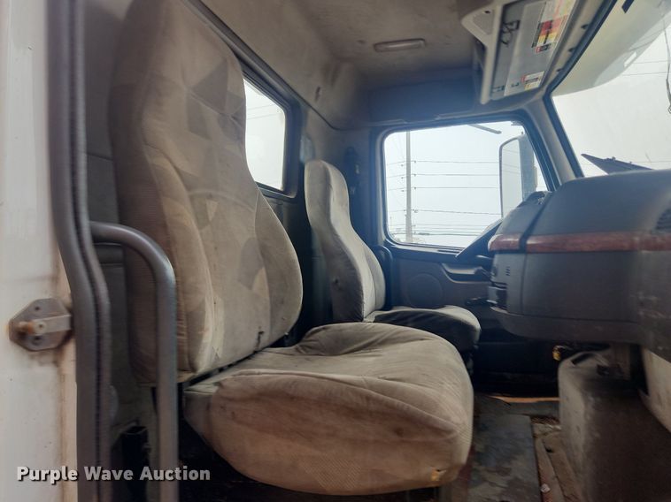 image for item LX9716 2012 Volvo VNL  semi truck