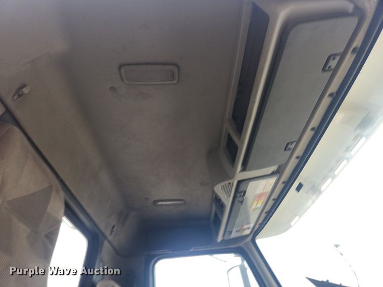 image for item LX9716 2012 Volvo VNL  semi truck