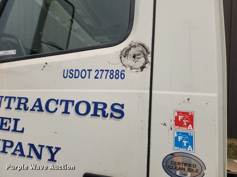 image for item LX9716 2012 Volvo VNL  semi truck