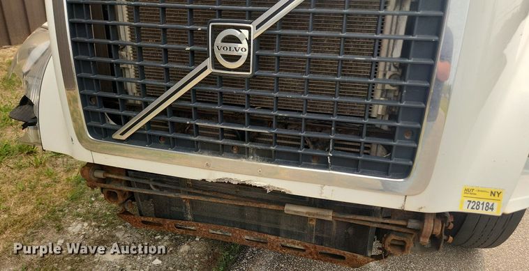 image for item LX9716 2012 Volvo VNL  semi truck